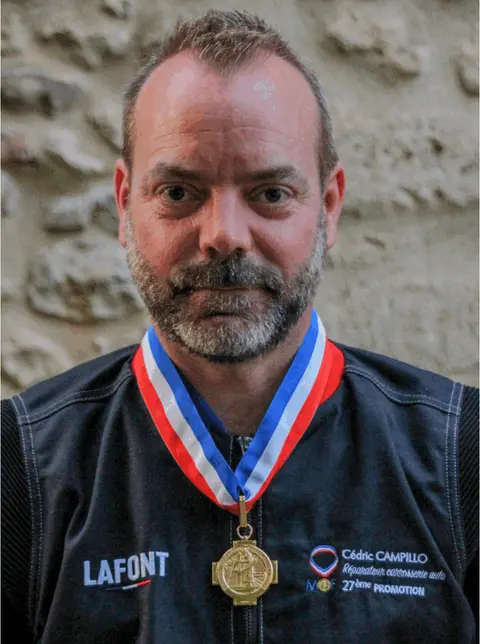Cédric Campillo, Meilleur Ouvrier de France, avec le col bleu-blanc-rouge et la médaille